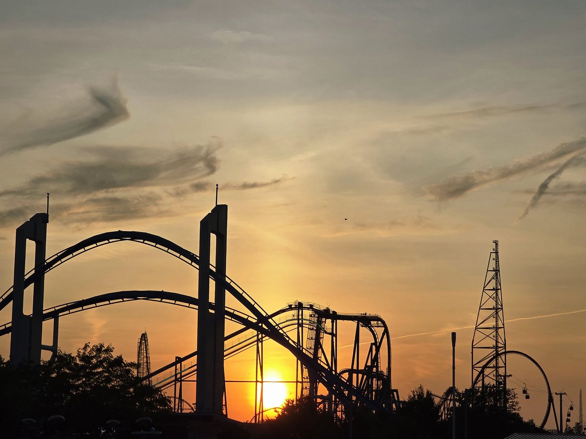 WWoman08's tweet image. Sunset view @cedarpoint 😎🎢🧡💛📸 #Rollercoaster #cedarpoint #Monday #sunset #ohio #photographer #happiness @SixFlags