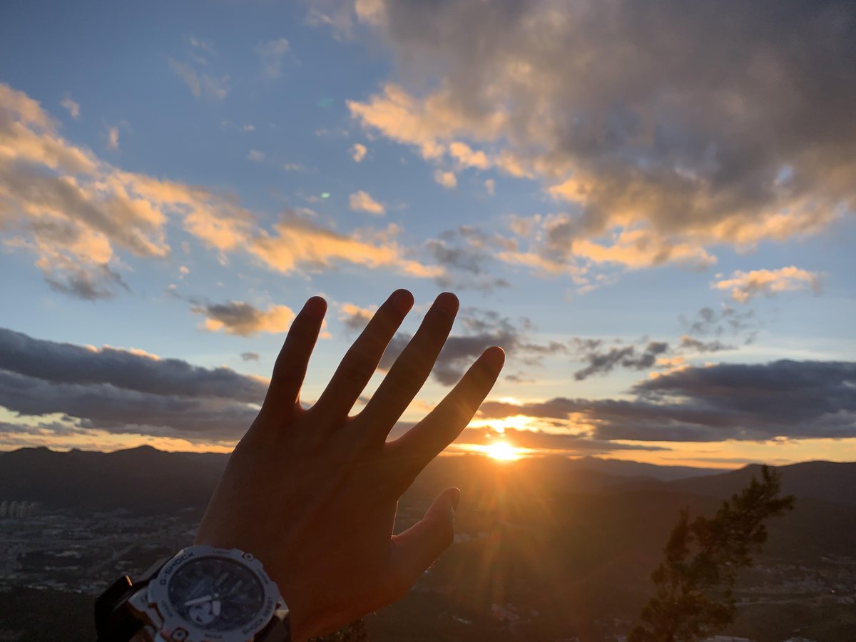 Galac27490621's tweet image. "Sunrise hike at Table Mountain + post-hike coffee with a view  Grateful for crisp air u0026 good company. #Wanderlust #HikeAndChill"