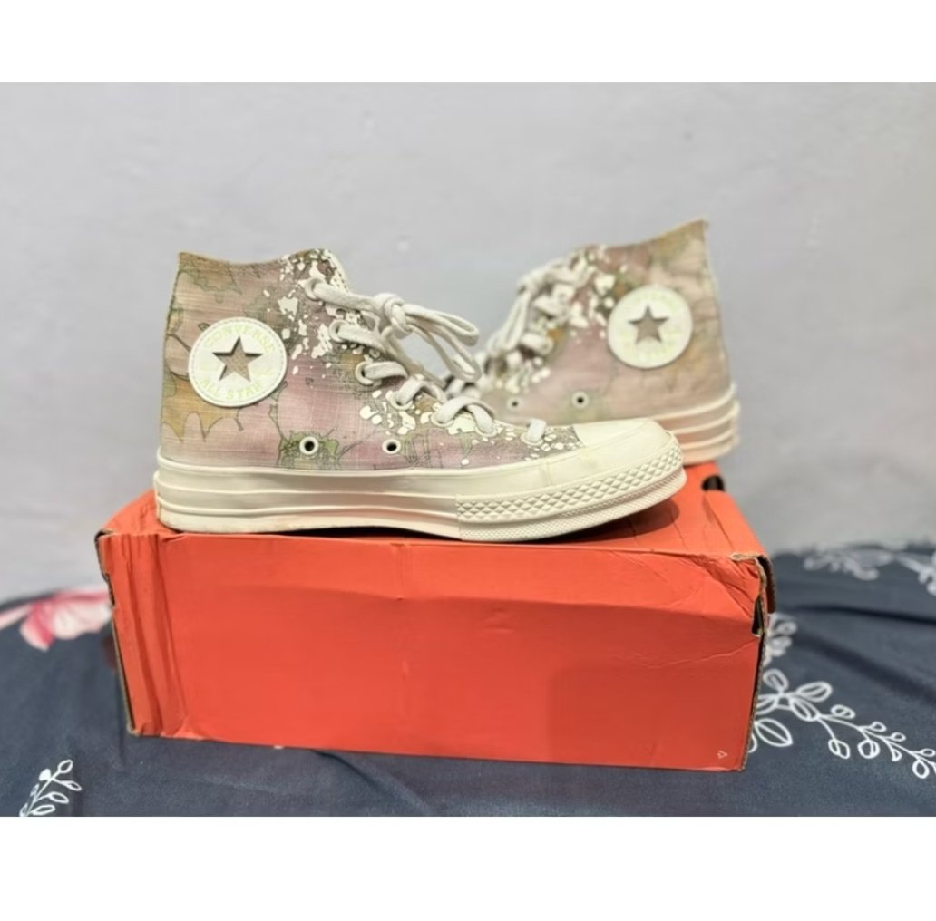 diskonhidup's tweet photo. wts converse 70s summer florals 100k ajaah ini ori ada kotaknya tp ketinggalan di rumahku (aku gi merantau) uk 38 yah bs shopee jugak https://t.co/dDwB2BpNtv