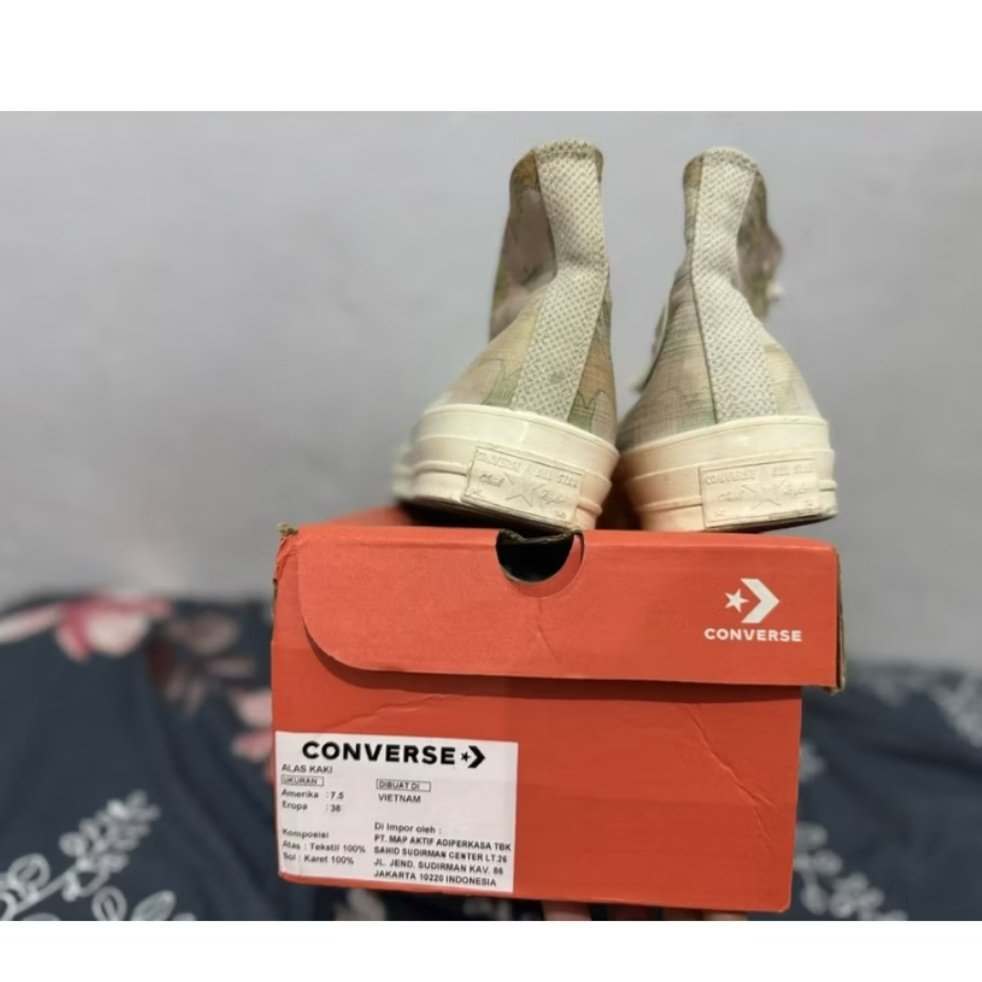 diskonhidup's tweet photo. wts converse 70s summer florals 100k ajaah ini ori ada kotaknya tp ketinggalan di rumahku (aku gi merantau) uk 38 yah bs shopee jugak https://t.co/dDwB2BpNtv
