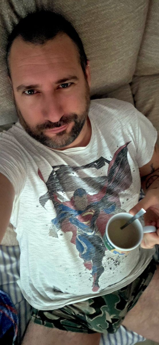 unpeto's tweet image. Nueva semanita por delante. ☕️✨ Os mando mucha energía para que el lunes no pueda con vosotros. ¿Qué tal vuestro despertar, fierecillas? Os leo... 🤫😏
​#unpeto #superman #gaymer