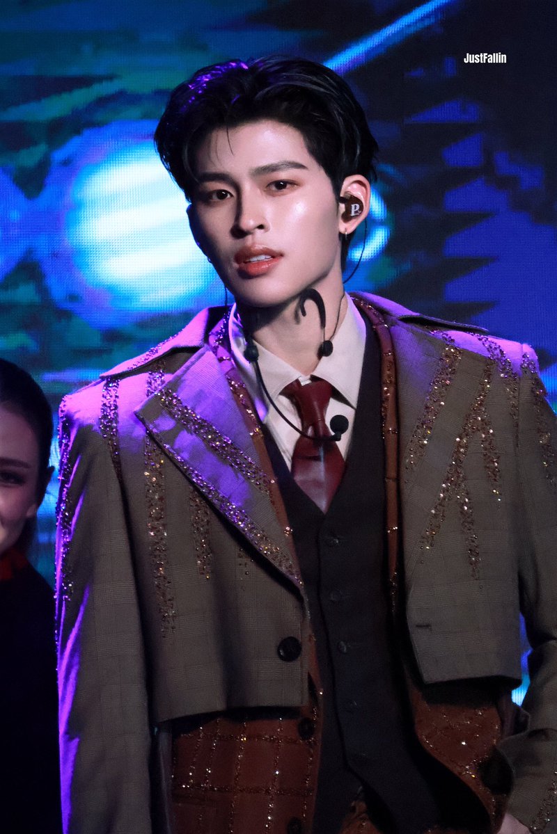 JustFallin tweet media