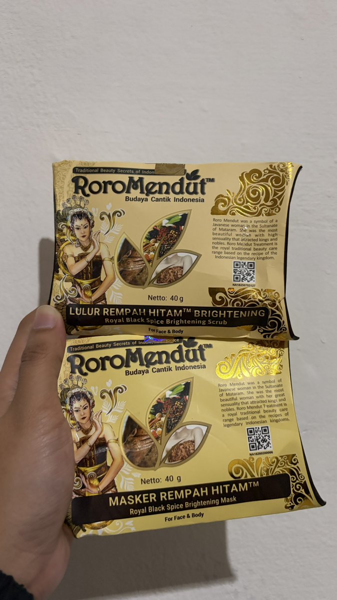 sembilanbiru's tweet photo. Roro Mendut Rempah Hitam

Yang lulur wanginya teh tubruk yg manissssss bgtttttt, kalo yg masker nya lebih softttttt. Jujur baru sekali pake sihhh tapi enakkk jadi rileks https://t.co/Dtko9UqRrQ