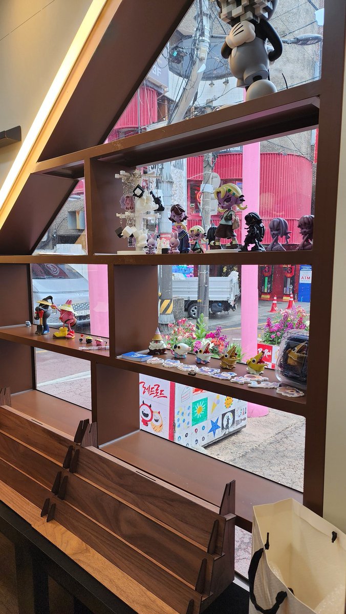 홍대 레드로드 청년상점에서
멜포썸을 만나보실 수 있습니다!
판타지 주머니쥐 스티커도 판매중!