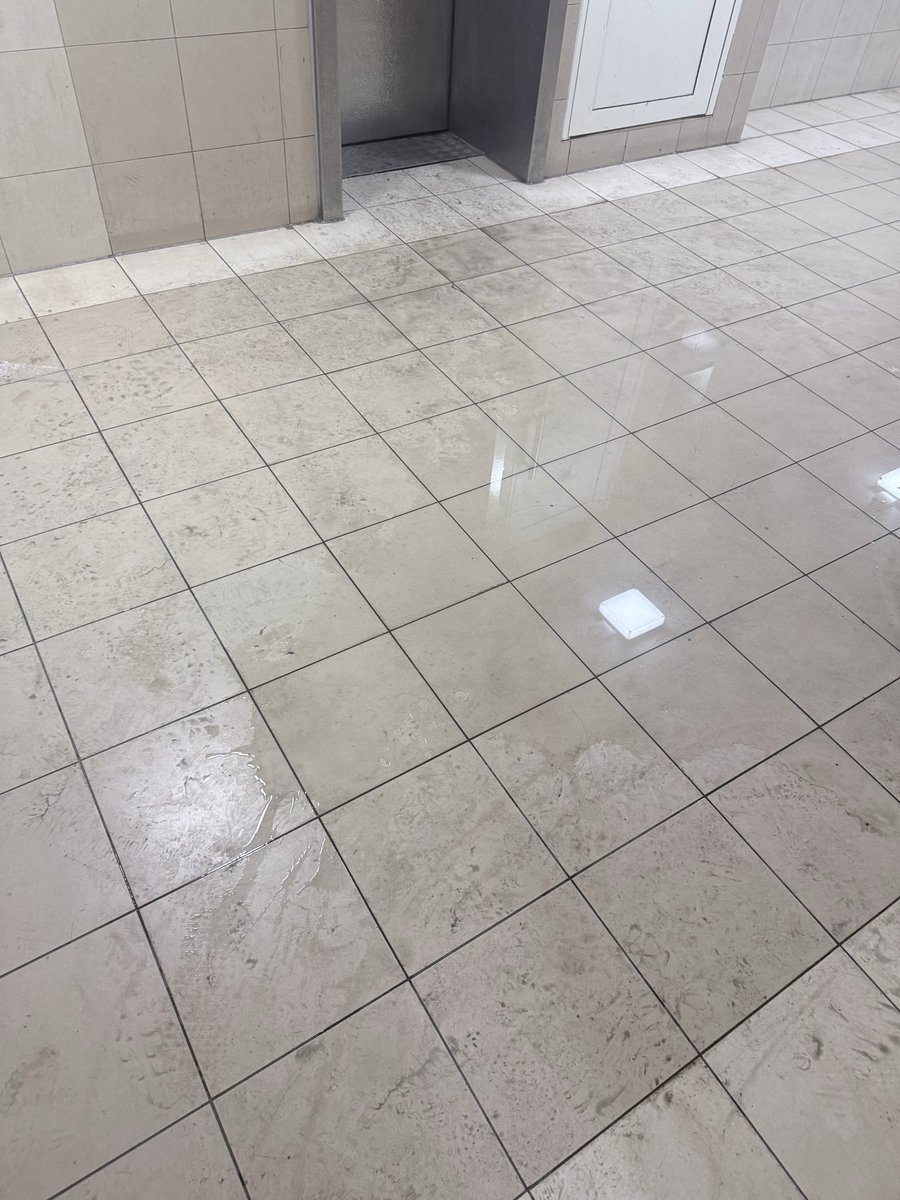 FellowscourtE2's tweet image. More #leaks reported main foyer flooded again going though electrical lights but @hackneycouncil out of hours state this is not classed as an emergency ‼️ serious risk to elderly no cleaners to mop it up over weekend @carowoodley how’s your election going?