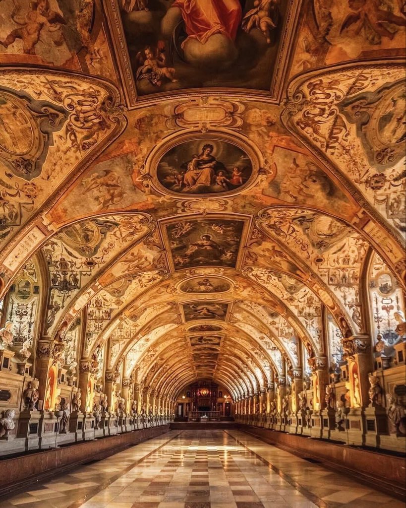 TakakoIkehpx3's tweet image. The Antiquarium Munich❤️
Description by Lynn Forester de Rothschild🌹
The Rothschild Family❤️
#therothschilddynasty #munich #germany #art