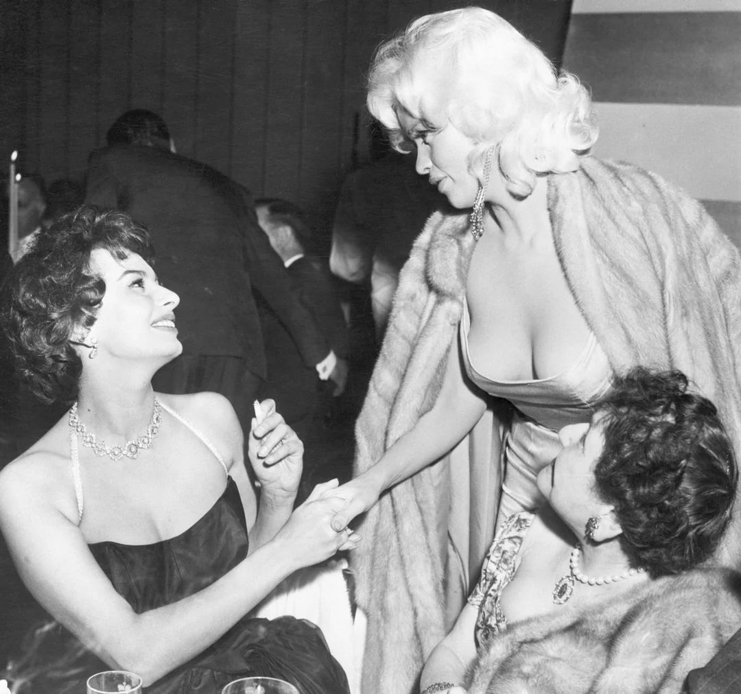 fasc1nate's tweet image. Although most people are familiar only with the two widely circulated photos of Sophia Loren and Jayne Mansfield’s 1957 Hollywood meeting, Jayne actually hovered over Sophia for quite some time before finally sitting.

More photos: bit.ly/4kZ1Xcv