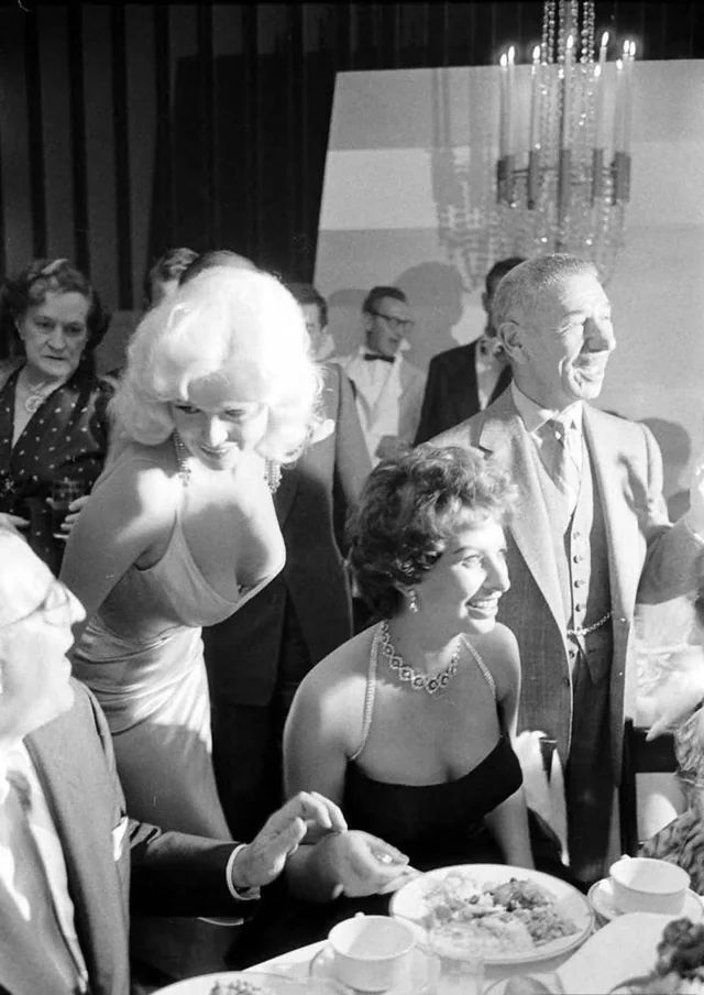 fasc1nate's tweet image. Although most people are familiar only with the two widely circulated photos of Sophia Loren and Jayne Mansfield’s 1957 Hollywood meeting, Jayne actually hovered over Sophia for quite some time before finally sitting.

More photos: bit.ly/4kZ1Xcv