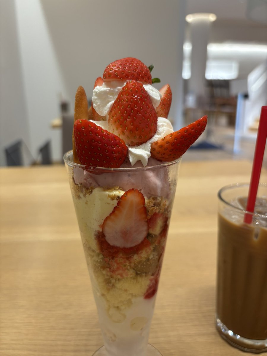 miyoko0423's tweet image. 10年振りくらいに下通りのSWISSでパフェ🍨食べた🍓

暑い一日だったので助かりました😊

 #SWISS