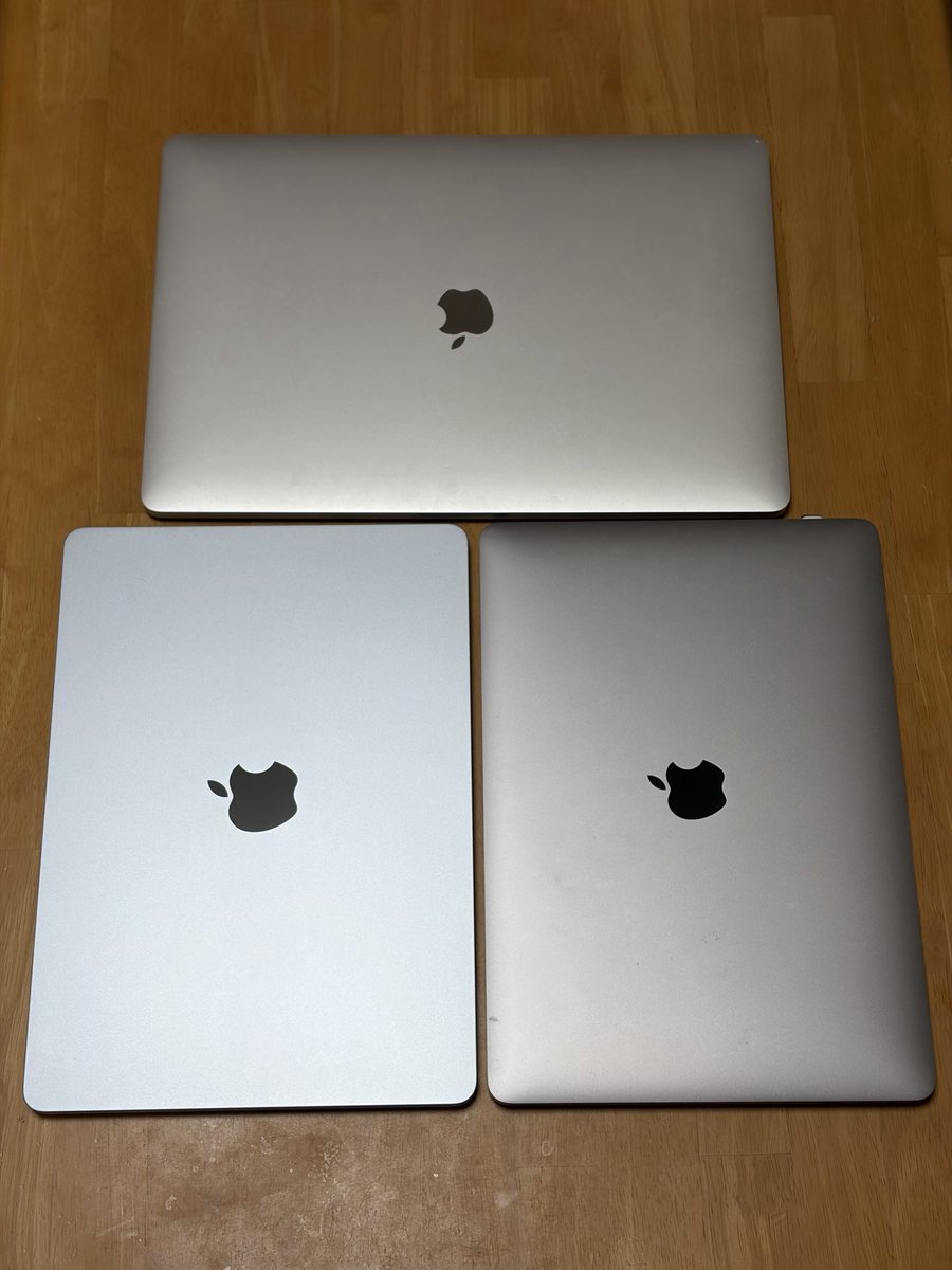 Poeratta's tweet image. MacBook色の違い。
上がシルバー、左下がスカイブルー、右下がスペースグレー。どれも銀って言えば銀に見える色だよね。並べると違いが変わるけど。
#apple
#macbook