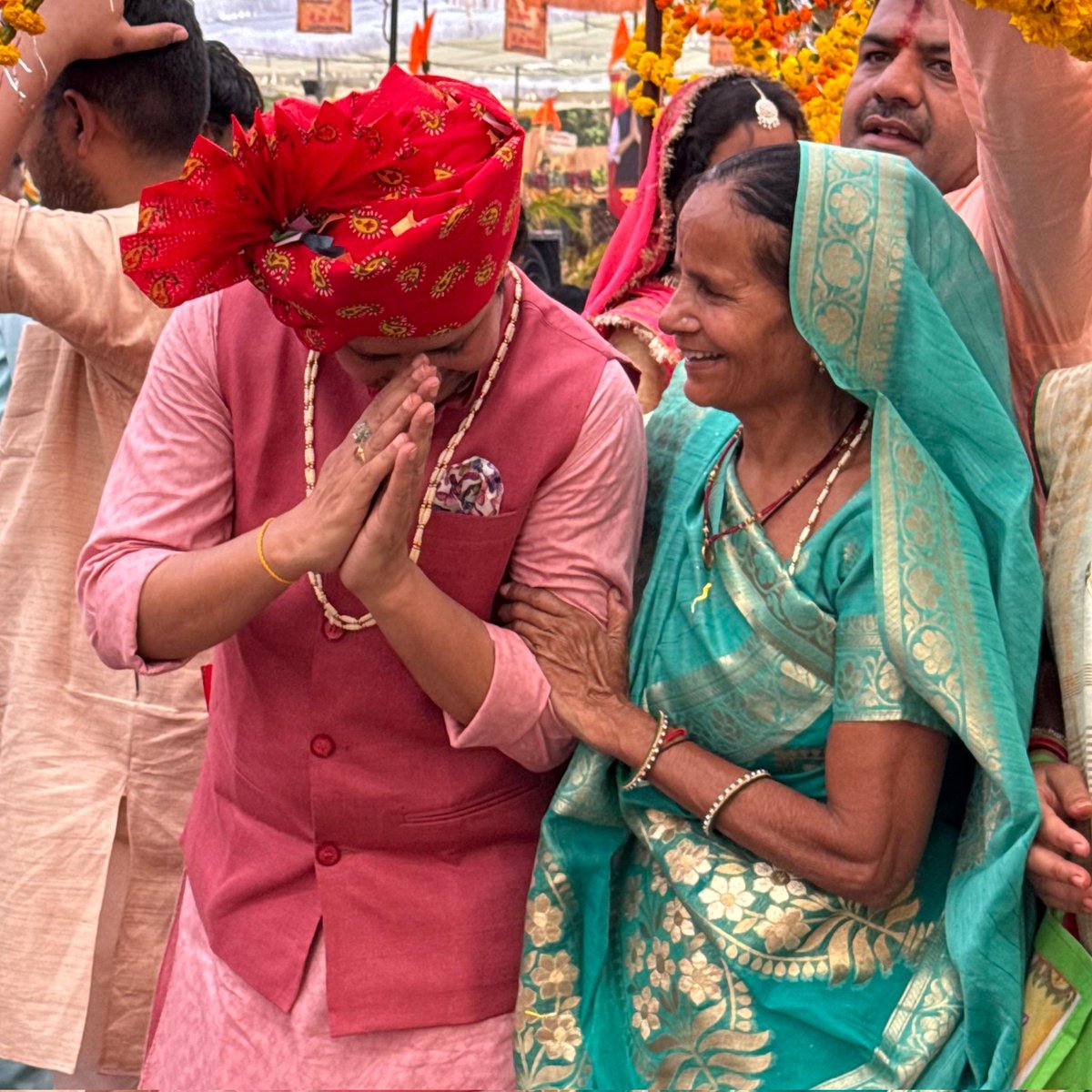 शुभ विवाह…

विधानसभा 1 स्थित प्राचीन सिद्ध मंदिर श्री बाणेश्वर कुंड परिसर मे अक्षय तृतीया के पावन पर्व पर आयोजित नि:शुल्क स्वजातीय सामूहिक विवाह सम्मेलन मे पधारे सभी 24 जोड़ो,उनके परिजनों व अतिथियों का प्रदेश के नगरीय प्रशासन मंत्री व क्षेत्र के लोकप्रिय विधायक आदरणीय श्री कैलाश