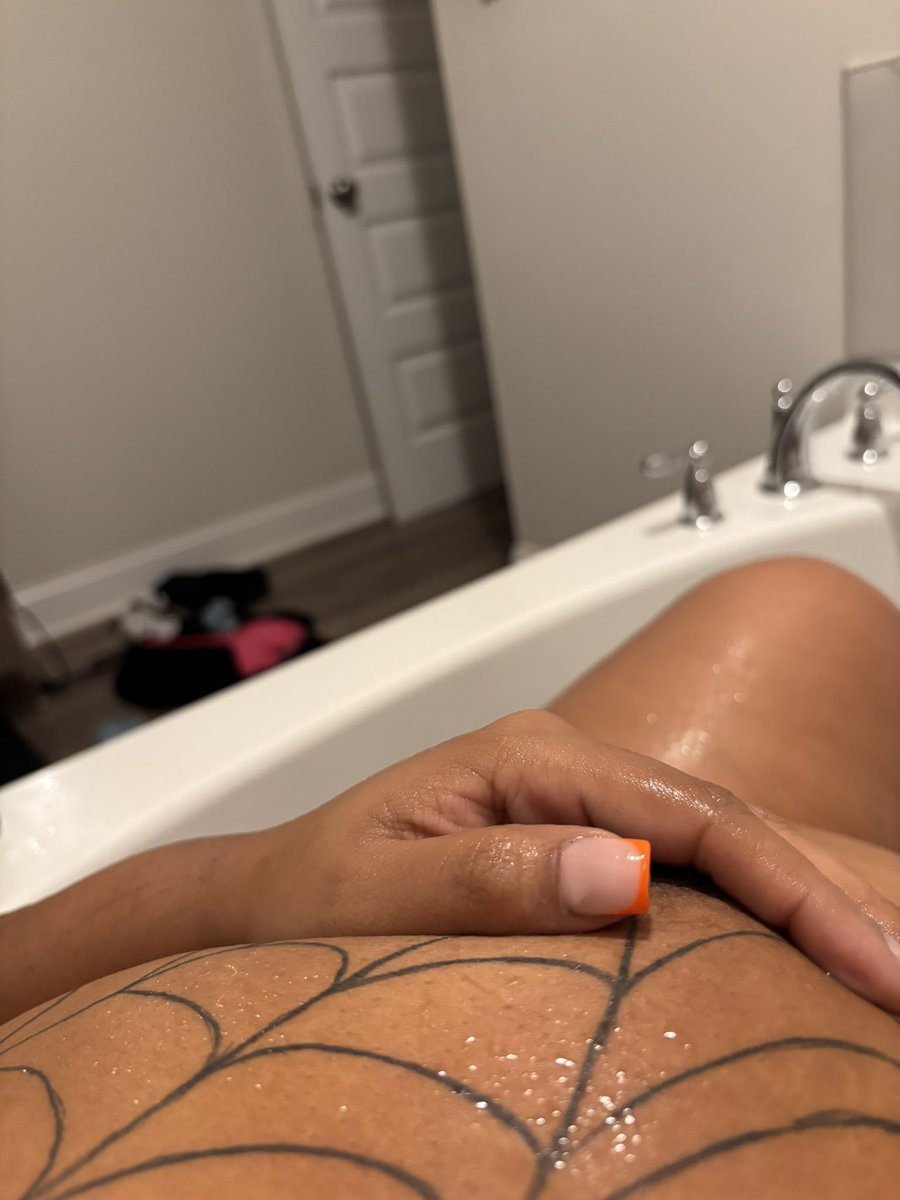 screamsantana's tweet image. #relax 💋✨