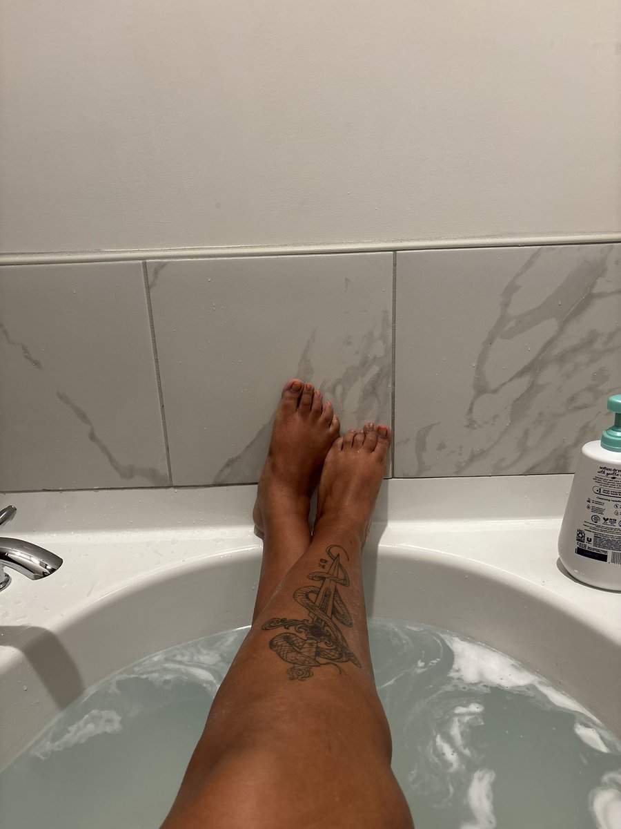 screamsantana's tweet image. #relax 💋✨