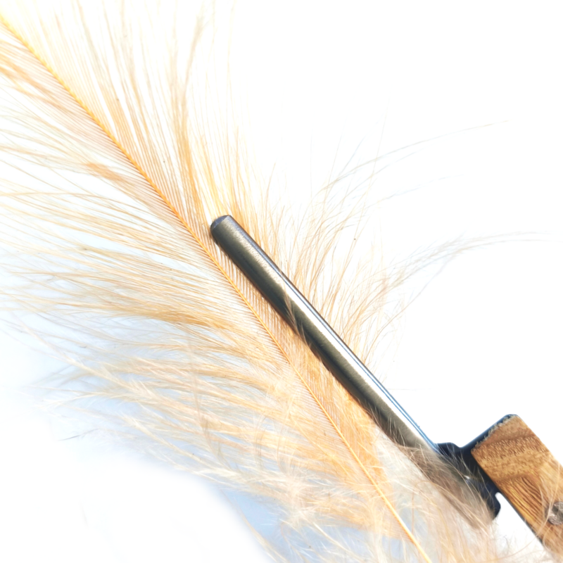 riverpeak39's tweet photo. 【マテリアルグリッパー】発売開始のお知らせ

タイイング中のマテリアルを確実にまとめて保持できる、専用マテリアルグリッパー。

マラブーやエルクヘア、ディアヘアなどを束ねやすく、素材を整えながら効率的に作業を進められます。

先端を開いてマテリアルを挟み、手を離すだけでしっかりホールド。
必要な量をキープしたまま、スムーズなタイイングをサポートします。

グリップ部には滑り止め加工を施し、マテリアルのズレを抑制。
ヘアや各種ファイバー素材の保持に適しており、安定した作業性を実現します。
※CDCなどの極めて繊細な素材には適していません。

木製ハンドルとブラックボディの組み合わせにより、
実用性とデザイン性を高いレベルで両立した仕上がりです。

数量「1」で1本入りです。

HP：
https://t.co/TYIE4rrq2U

ヤフー：
https://t.co/TDxwvVomhr
楽天：
https://t.co/Ew8plEcV2i