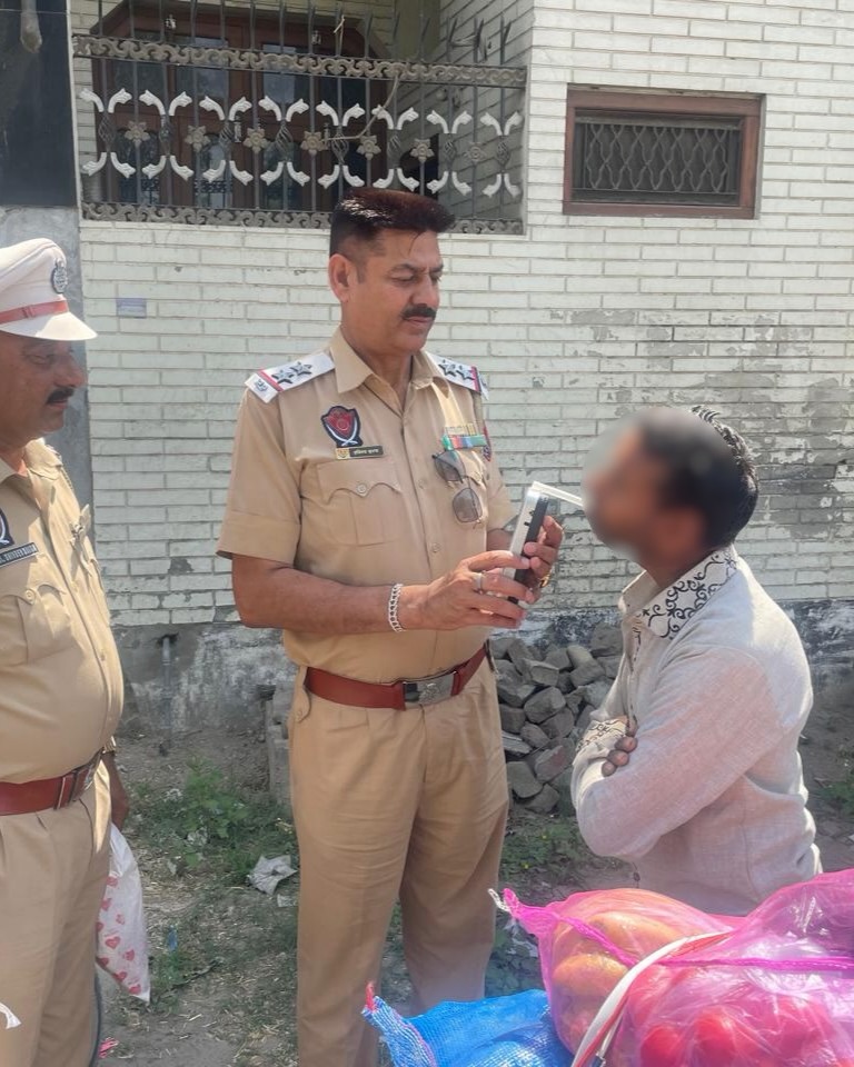 JalandharRange's tweet image. Hoshiarpur Police is conducting alcometer tests to curb drunk driving and ensure road safety for all users. 🚔

A clear message is being conveyed that reckless behaviour on the roads will not be tolerated.

#SafetyFirst #PunjabRoadSafetyAlert #ActionAgainstDrunkDriving