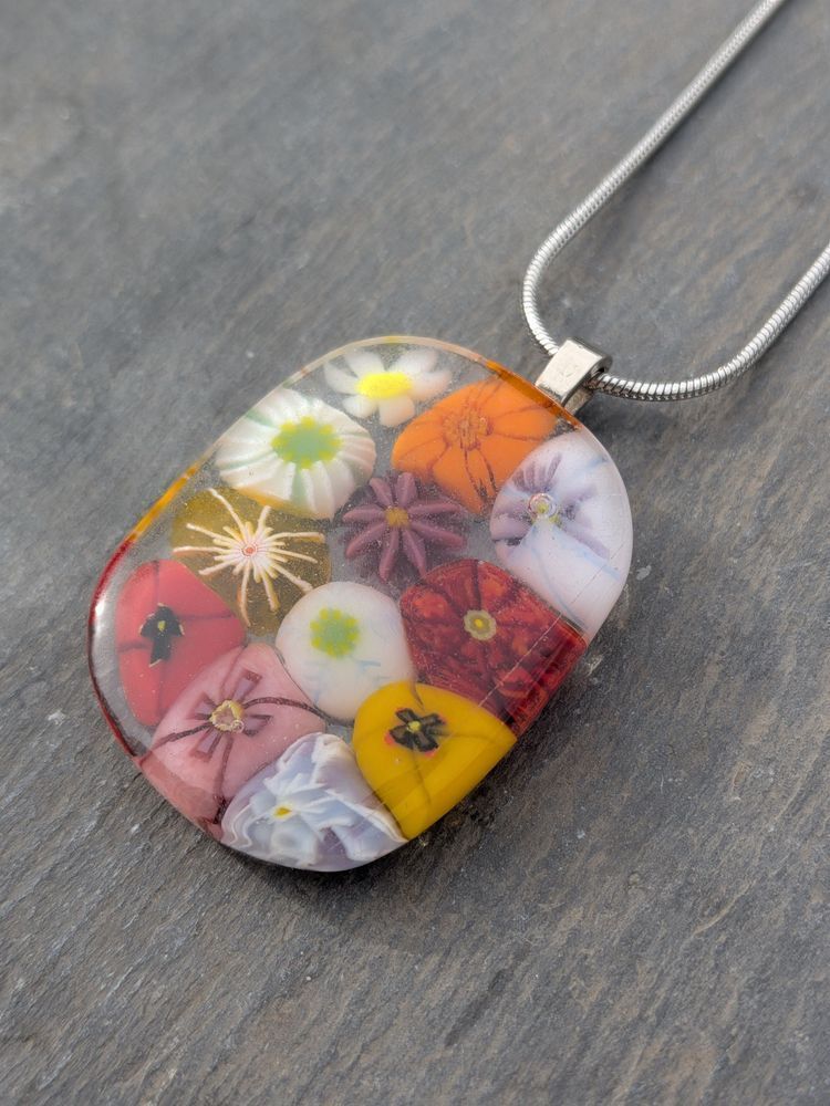 Samphireglass's tweet image. A beautiful new handcrafted floral fused glass necklace. Wonderful spring and summer themed murrini glass and fused glass pendant. 

#giftideas #earlybiz #handcrafted

samphireglass.etsy.com/listing/4477...