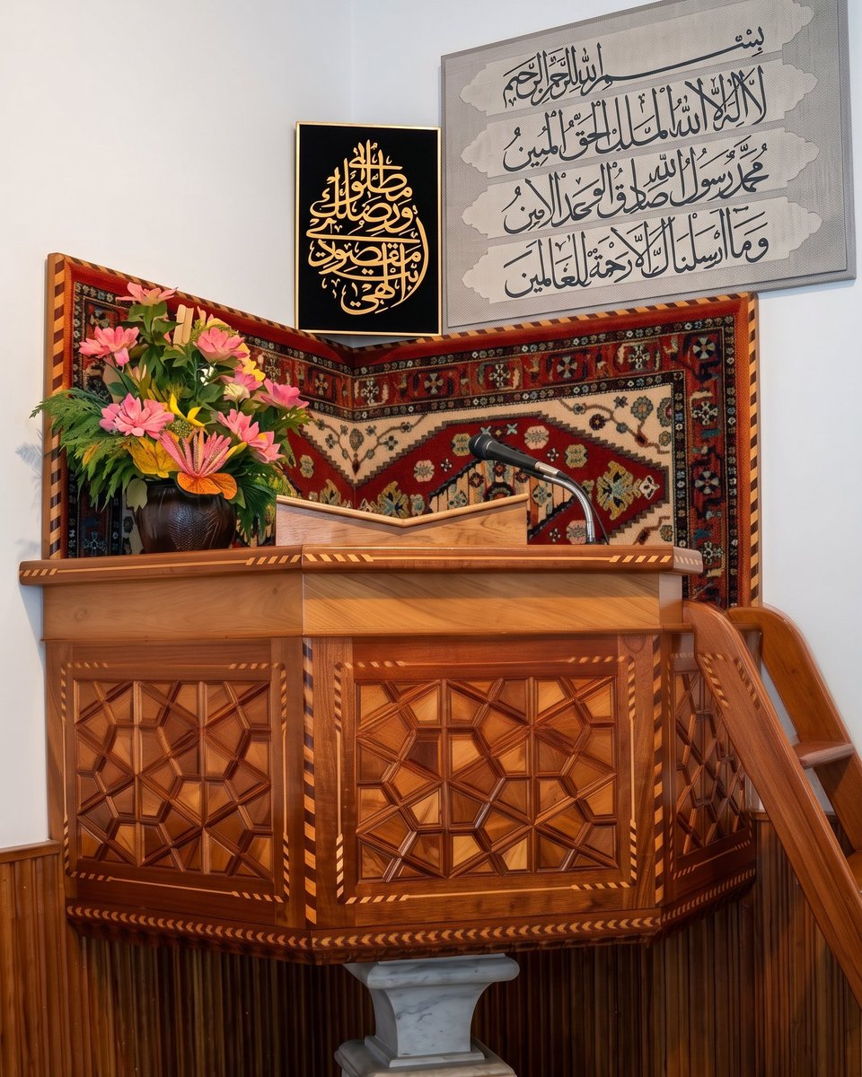 dilhanesi_'s tweet photo. Emurru ale'd-diyârı diyâri leylâ,
Ukabbilü ze'l-cidâri ve ze'l-cidârâ;
Ve mâ hubbü'd-diyâri şegafne kalbî,
Ve lâkin hubbü men sekene'd-diyârâ.

​"Leylâ’nın bir ara oturup da göçtüğü o çadırlarının olduğu yerlerden ben de geçiyorum. Bir bu duvarı öpüyorum, bir o duvarı öpüyorum.

Duvarların, kerpiçlerin sevgisi kalbimi doldurmuş değil. Fakat o diyarlarda bir ara oturmuş kimsenin sevgisi kalbimi doldurmuş da ondan öpüyorum."

(Prof. Dr. Mahmud Esad Coşan Külliyatı'ndan)