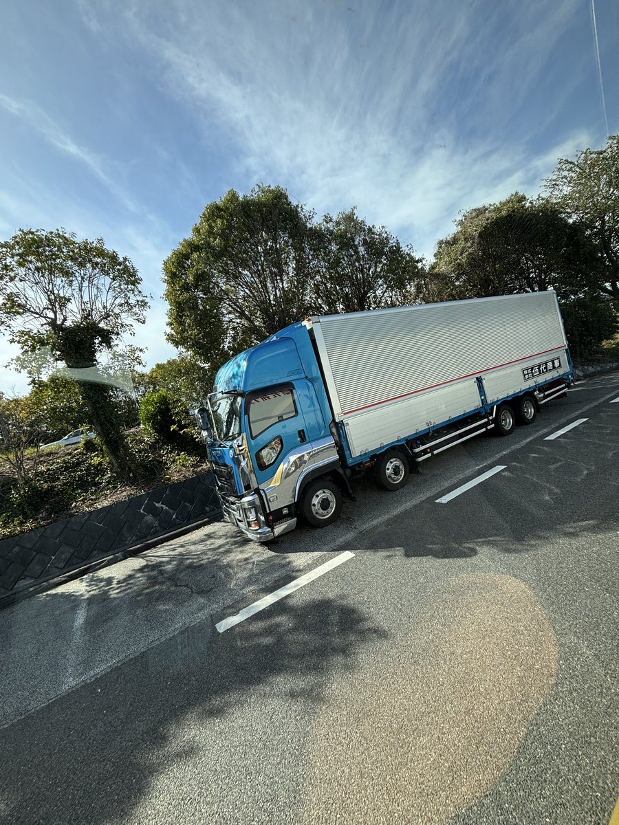 トレーラーが枠外に停めて大型が堂々停める。かなしい。