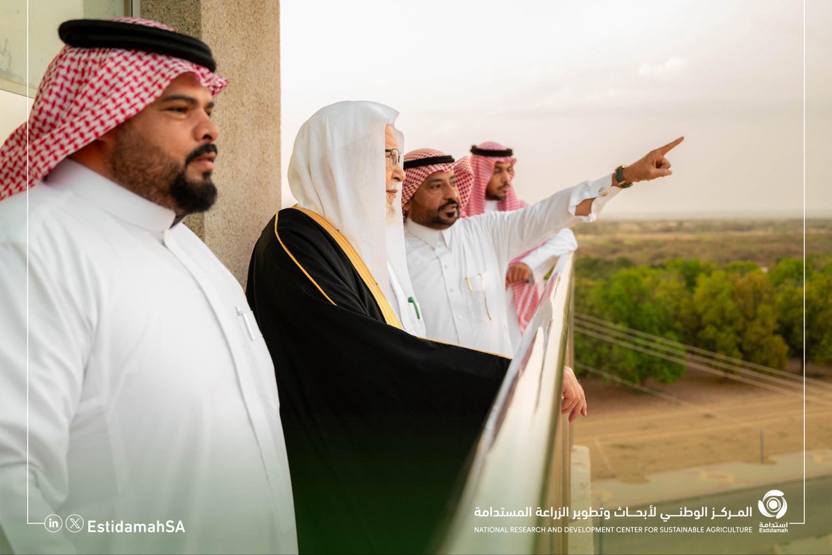 EstidamahSA's tweet photo. استقبل فرع #مركز_استدامة بجازان، معالي الشيخ الدكتور عبدالله بن عبدالمحسن التركي، الذي اطّلع على البرامج والمبادرات البحثية والإرشادية، ودور المركز في رفع كفاءة الإنتاج الزراعي وتعزيز مستهدفات الأمن الغذائي والتنمية المستدامة. https://t.co/Gv7lHEBT0t