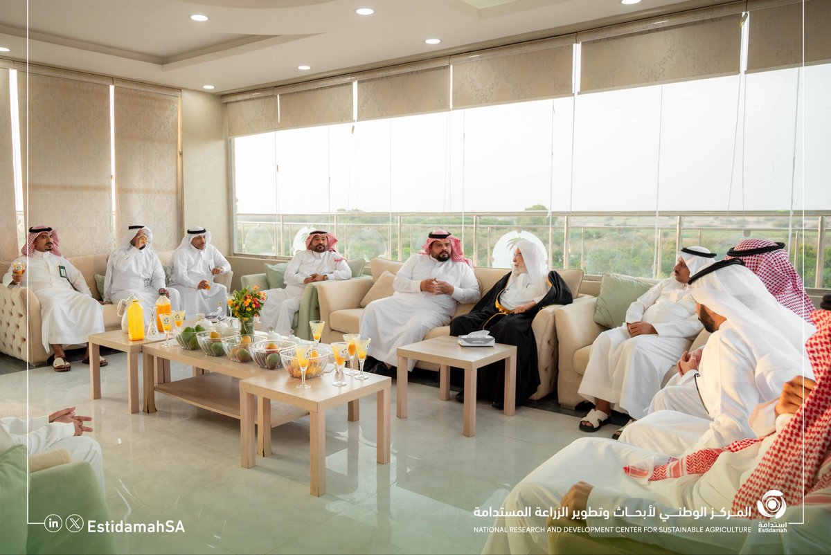 EstidamahSA's tweet photo. استقبل فرع #مركز_استدامة بجازان، معالي الشيخ الدكتور عبدالله بن عبدالمحسن التركي، الذي اطّلع على البرامج والمبادرات البحثية والإرشادية، ودور المركز في رفع كفاءة الإنتاج الزراعي وتعزيز مستهدفات الأمن الغذائي والتنمية المستدامة. https://t.co/Gv7lHEBT0t