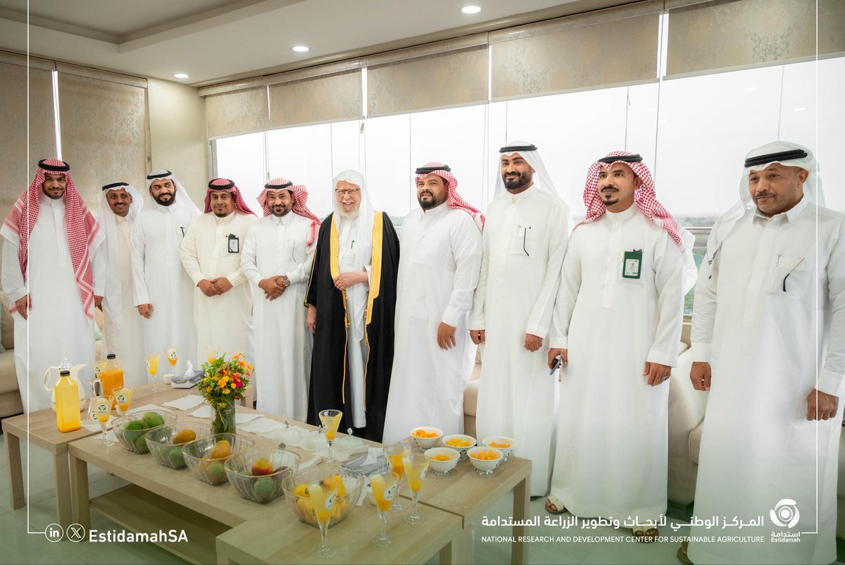 EstidamahSA's tweet photo. استقبل فرع #مركز_استدامة بجازان، معالي الشيخ الدكتور عبدالله بن عبدالمحسن التركي، الذي اطّلع على البرامج والمبادرات البحثية والإرشادية، ودور المركز في رفع كفاءة الإنتاج الزراعي وتعزيز مستهدفات الأمن الغذائي والتنمية المستدامة. https://t.co/Gv7lHEBT0t