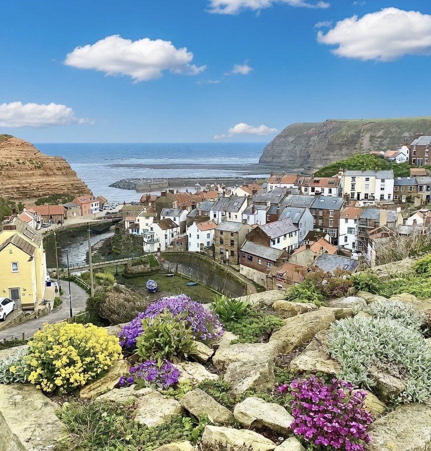 NickyJohnsonNY's tweet photo. Wishing you a happy new week from Staithes, North Yorkshire 😊 https://t.co/F92yqBSDQx