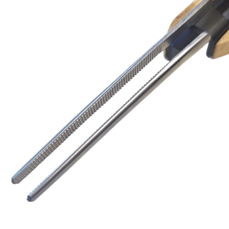 riverpeak39's tweet photo. 【マテリアルグリッパー】発売開始のお知らせ

タイイング中のマテリアルを確実にまとめて保持できる、専用マテリアルグリッパー。

マラブーやエルクヘア、ディアヘアなどを束ねやすく、素材を整えながら効率的に作業を進められます。

先端を開いてマテリアルを挟み、手を離すだけでしっかりホールド。
必要な量をキープしたまま、スムーズなタイイングをサポートします。

グリップ部には滑り止め加工を施し、マテリアルのズレを抑制。
ヘアや各種ファイバー素材の保持に適しており、安定した作業性を実現します。
※CDCなどの極めて繊細な素材には適していません。

木製ハンドルとブラックボディの組み合わせにより、
実用性とデザイン性を高いレベルで両立した仕上がりです。

数量「1」で1本入りです。

HP：
https://t.co/TYIE4rrq2U

ヤフー：
https://t.co/TDxwvVomhr
楽天：
https://t.co/Ew8plEcV2i