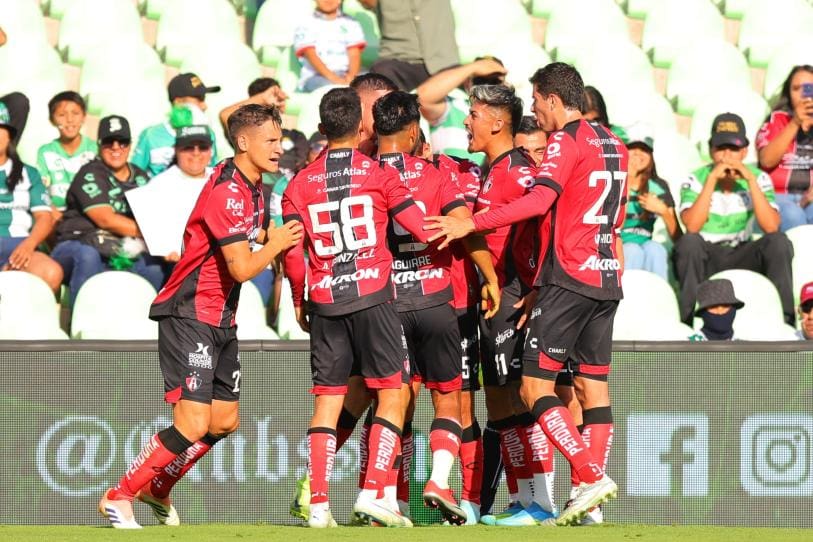 12_somos's tweet photo. Atlas dio un paso firme a la Liguilla y terminó por apagar las aspiraciones de Monterrey. En una noche clave en la Comarca Lagunera, los rojinegros vencieron 0-1 a Santos y se metieron a la zona de clasificación a falta de dos jornadas para que concluya el Clausura 2026. https://t.co/pNDUMxztq0