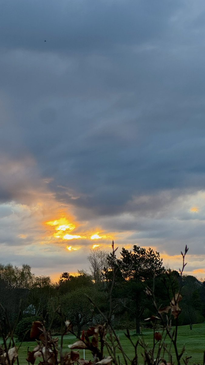 alistairgilli10's tweet image. Monday morning walk with a nice sunrise moody skies and views to Ben Lomond &amp;amp; Arrocher Alps #monday #morning  #walk  #motivation #sunrise