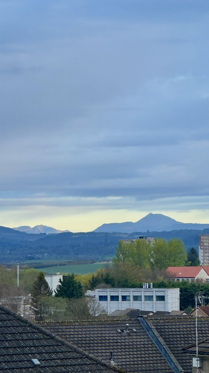 alistairgilli10's tweet image. Monday morning walk with a nice sunrise moody skies and views to Ben Lomond &amp;amp; Arrocher Alps #monday #morning  #walk  #motivation #sunrise