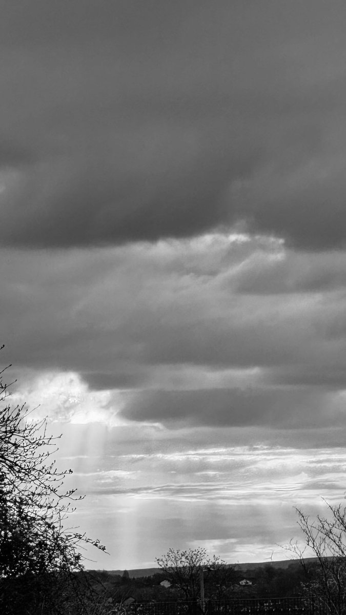 alistairgilli10's tweet image. Monday morning walk with a nice sunrise moody skies and views to Ben Lomond &amp;amp; Arrocher Alps #monday #morning  #walk  #motivation #sunrise