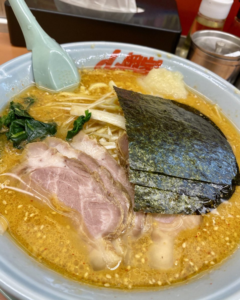 chillpepper_tv's tweet photo. 🌃22時過ぎると 🏃🏻‍➡️ら〜めんは山岡家🍜率が上がる🍥24時間啜れる街さいたま🥁🤹🏼
深夜に美味しかった😋👍🫆
 #特味噌 #山岡家 #東大宮 #麺活 #ramen #midnight #noodle #miso #yamaokaya #saitama #24hours #ramenpeoples https://t.co/dbTKc7Pcvc