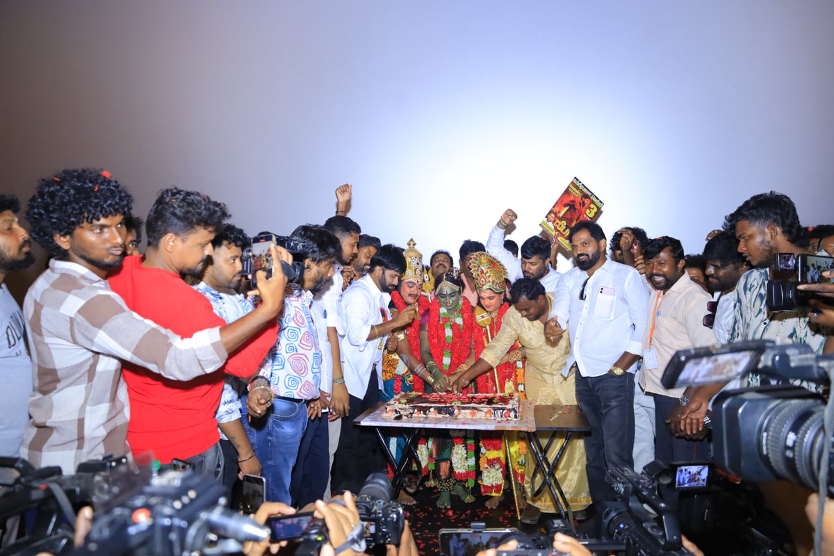 idiamondbabu's tweet image. Fans festival continues – Week 3 and #Leader is unstoppable 🥳💥

@thelegendoffl #LegendSaravanan #லீடர் ❤️‍🔥

#LeaderRunningSuccessfully

Starring: @yoursthelegend 🔥
A @Dir_dsk directorial 🎬
A @GhibranVaibodha musical 🎵

🎟️ Book your tickets here: movies.starviva.in/movie/leader