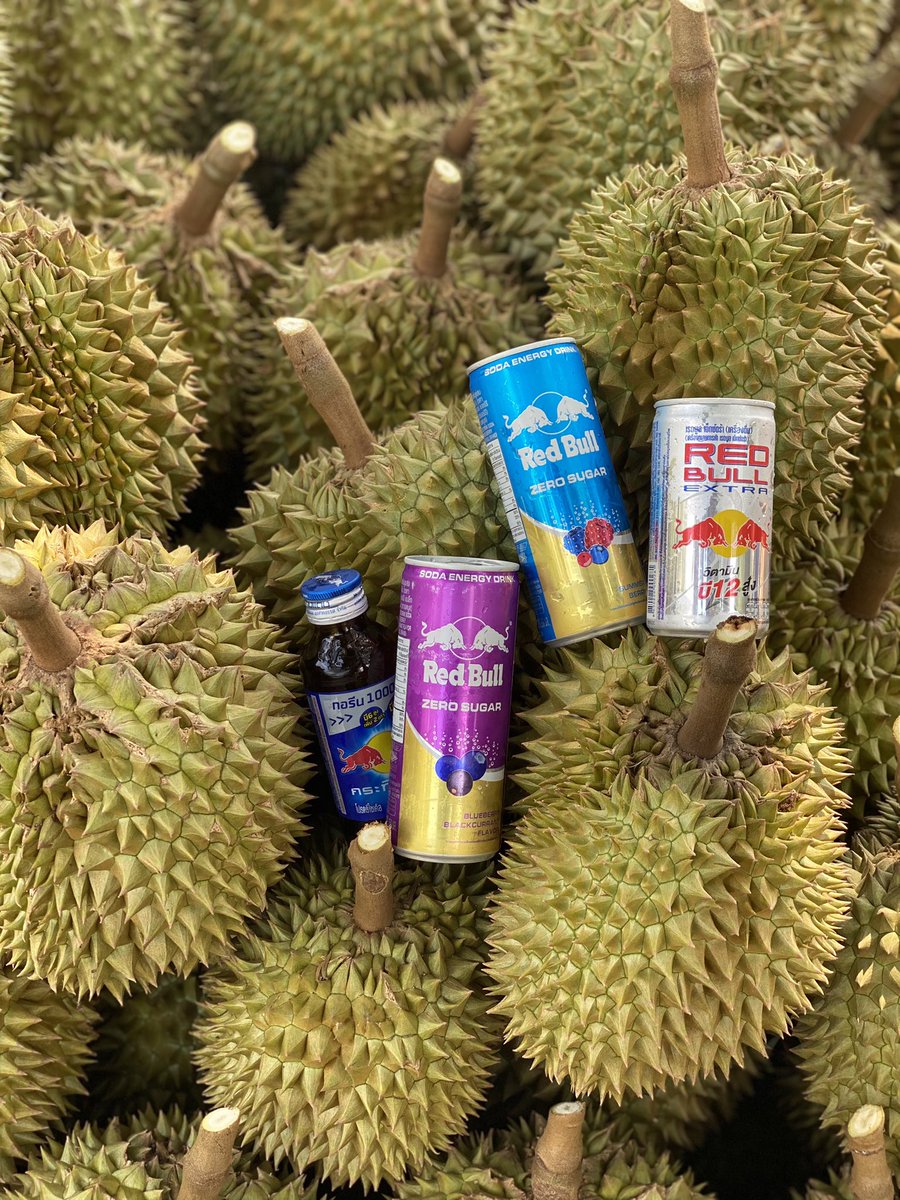 ตัดทุเรียนปีนี้เลี้ยงน้ำด้วยเรดบลูทุกรอบ ทีมตัดทุเรียนบอกชอบมาก แปลกใหม่ ยังไม่มีสวนไหนเลี้ยงน้ำอันนี้ ปึ้ง จึ้งใจ 120 คะแนนแลก Tote Bag ใส่สุดเอเนอร์จี้ และ Poster BamBam x Red Bull เรียบร้อยคร้าบผม ✨💙
#RedBullTHxBamBam
#PutYourEnergyAllIn 
#AllInWithRedBullxBamBam
#BamBam