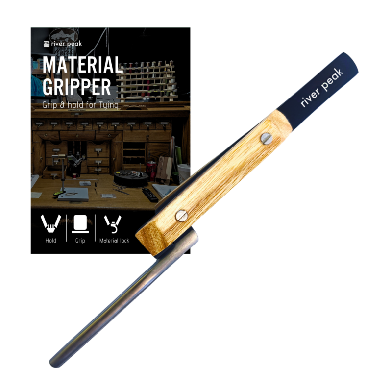 riverpeak39's tweet photo. 【マテリアルグリッパー】発売開始のお知らせ

タイイング中のマテリアルを確実にまとめて保持できる、専用マテリアルグリッパー。

マラブーやエルクヘア、ディアヘアなどを束ねやすく、素材を整えながら効率的に作業を進められます。

先端を開いてマテリアルを挟み、手を離すだけでしっかりホールド。
必要な量をキープしたまま、スムーズなタイイングをサポートします。

グリップ部には滑り止め加工を施し、マテリアルのズレを抑制。
ヘアや各種ファイバー素材の保持に適しており、安定した作業性を実現します。
※CDCなどの極めて繊細な素材には適していません。

木製ハンドルとブラックボディの組み合わせにより、
実用性とデザイン性を高いレベルで両立した仕上がりです。

数量「1」で1本入りです。

HP：
https://t.co/TYIE4rrq2U

ヤフー：
https://t.co/TDxwvVomhr
楽天：
https://t.co/Ew8plEcV2i