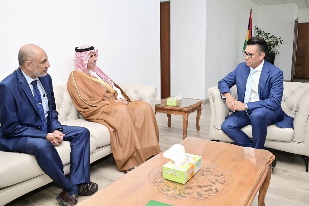 KSAembassyMU's tweet image. H.E Ambassador Fayez Altemyat met with Hon. Shakeel Mohamed, Acting Prime Minister of Mauritius. During the meeting, they discussed matters of mutual interest and ways to further strengthen and develop relations between #Saudi_Arabia and #Mauritius across various sectors.