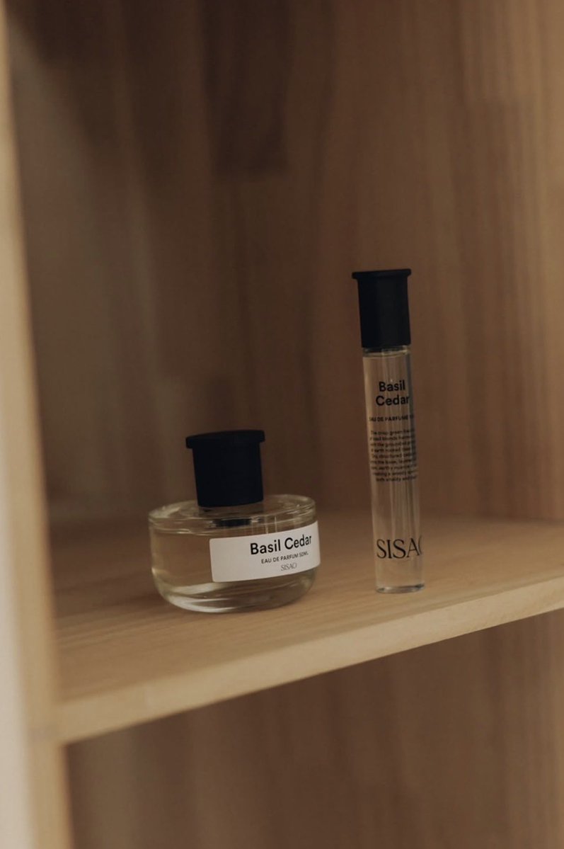 ね待ってカリナ香水で有名なSISAOハン・ソヒもSISAOで香水買ってたの
やっぱり雰囲気からして絶対いい香りするやつじゃん…

店内もおしゃれすぎるし、ソヒが選んだ香水とか余計に気になる🥹
同じの欲しくなるの分かるよねこれ😮‍💨