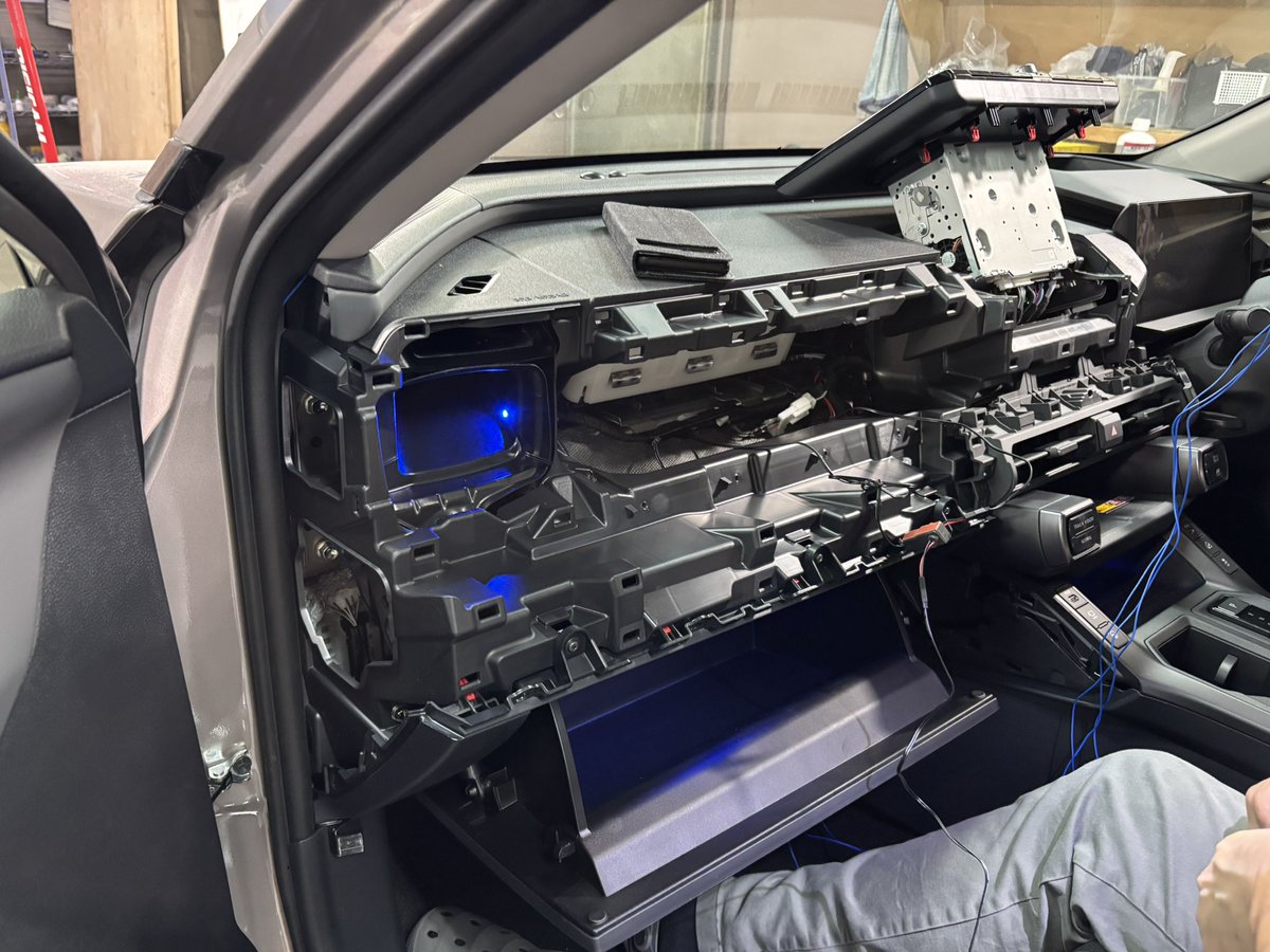 Axis_parts's tweet image. RAV4の開発してます🔨
今日はLEDイルミネーションです🌟
発売時には純正部品の取り外し方法から製品の取り付けまで動画にしますのでご安心下さい😌
取付に自信のない方はカーショップで購入から取付まで相談してみて下さい🙇
発売までもう少々お待ち下さい！

#RAV4 #LED #axisparts #アクシスパーツ