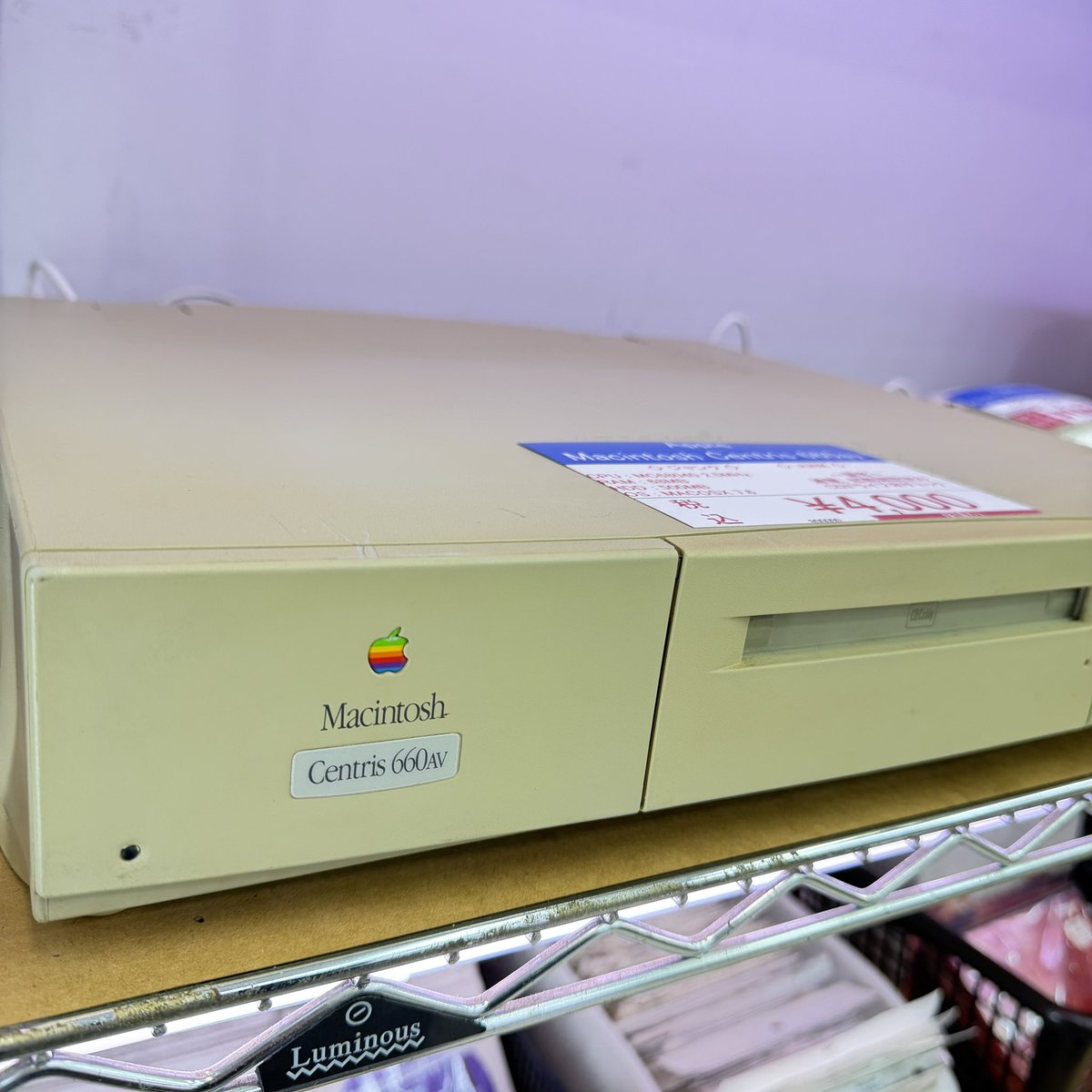 UJMacs's tweet photo. 先ほど懐かしの「Centris 660av」が商品化いたしました👏
CDドライブがノーチェックのためジャンク品となります😌
一台限りとなってますので早い者勝ちです👍
本店に置いてますのでお探しの方は本店にお越しください😊
土屋八郎

#アキバのお店 #oldMac #Centris660AV https://t.co/ukUahdPpKN