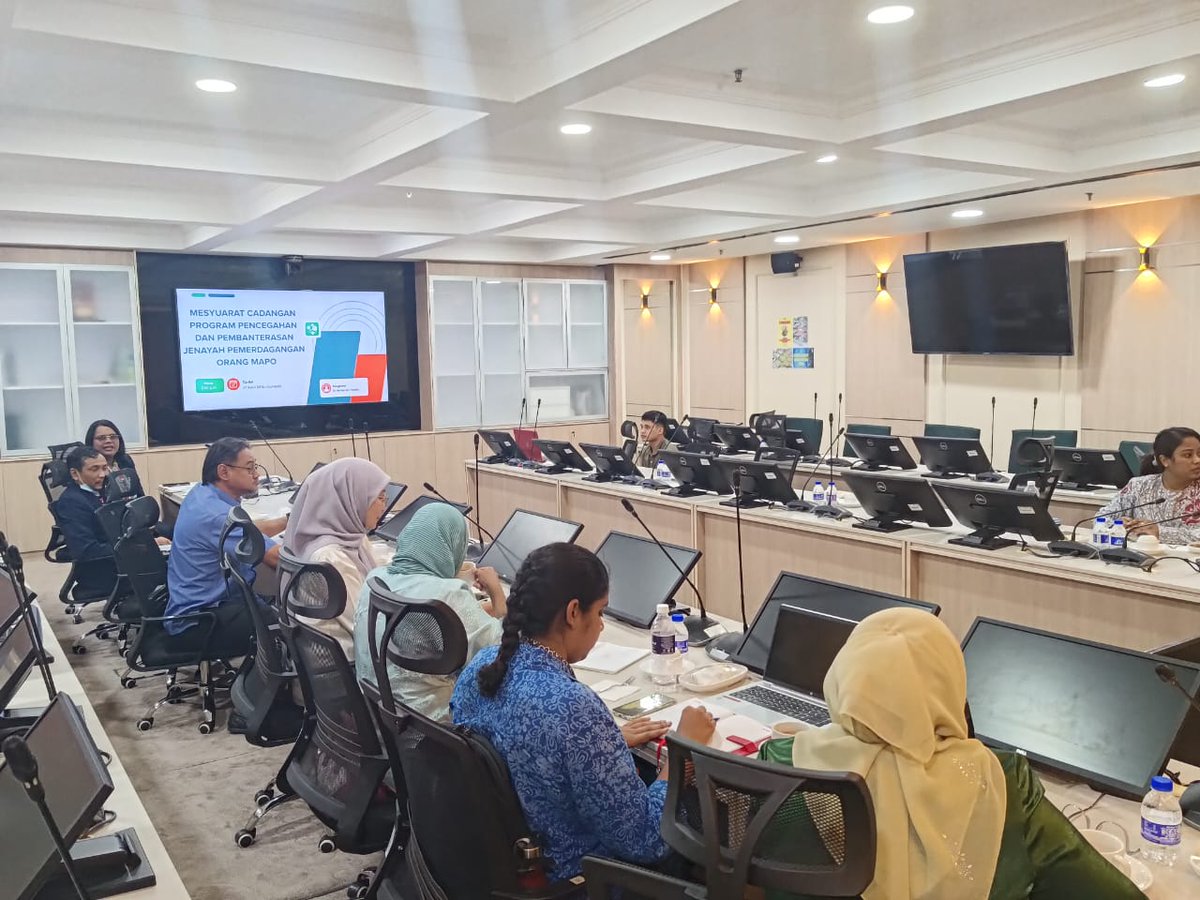 nso_mapo's tweet image. Mesyuarat Cadangan Program Pencegahan dan Pembanterasan Jenayah Pemerdagangan Orang MAPO yang dipengerusikan oleh Dr. Azriey bin Mazlan telah diadakan bersama KK, RTM dan JAPEN membincangkan hebahan media dan kesedaran awam berkaitan jenayah pemerdagangan orang.

#KK #RTM #JAPEN