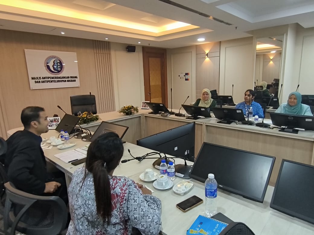 nso_mapo's tweet image. Mesyuarat Cadangan Program Pencegahan dan Pembanterasan Jenayah Pemerdagangan Orang MAPO yang dipengerusikan oleh Dr. Azriey bin Mazlan telah diadakan bersama KK, RTM dan JAPEN membincangkan hebahan media dan kesedaran awam berkaitan jenayah pemerdagangan orang.

#KK #RTM #JAPEN