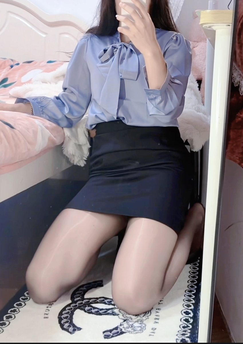 dawn66177's tweet photo. 在中国想看黑丝，我们不说看看黑丝，我们说:

闻君纤腿裹轻纱，墨色流光映晚霞。
一缕柔丝藏媚骨，三分婉转胜桃花。
轻抬莲步风含韵，慢曳罗裙意自遐。
莫道人间无绝色，一眼惊鸿醉天涯。 https://t.co/2PoQGVMaqH