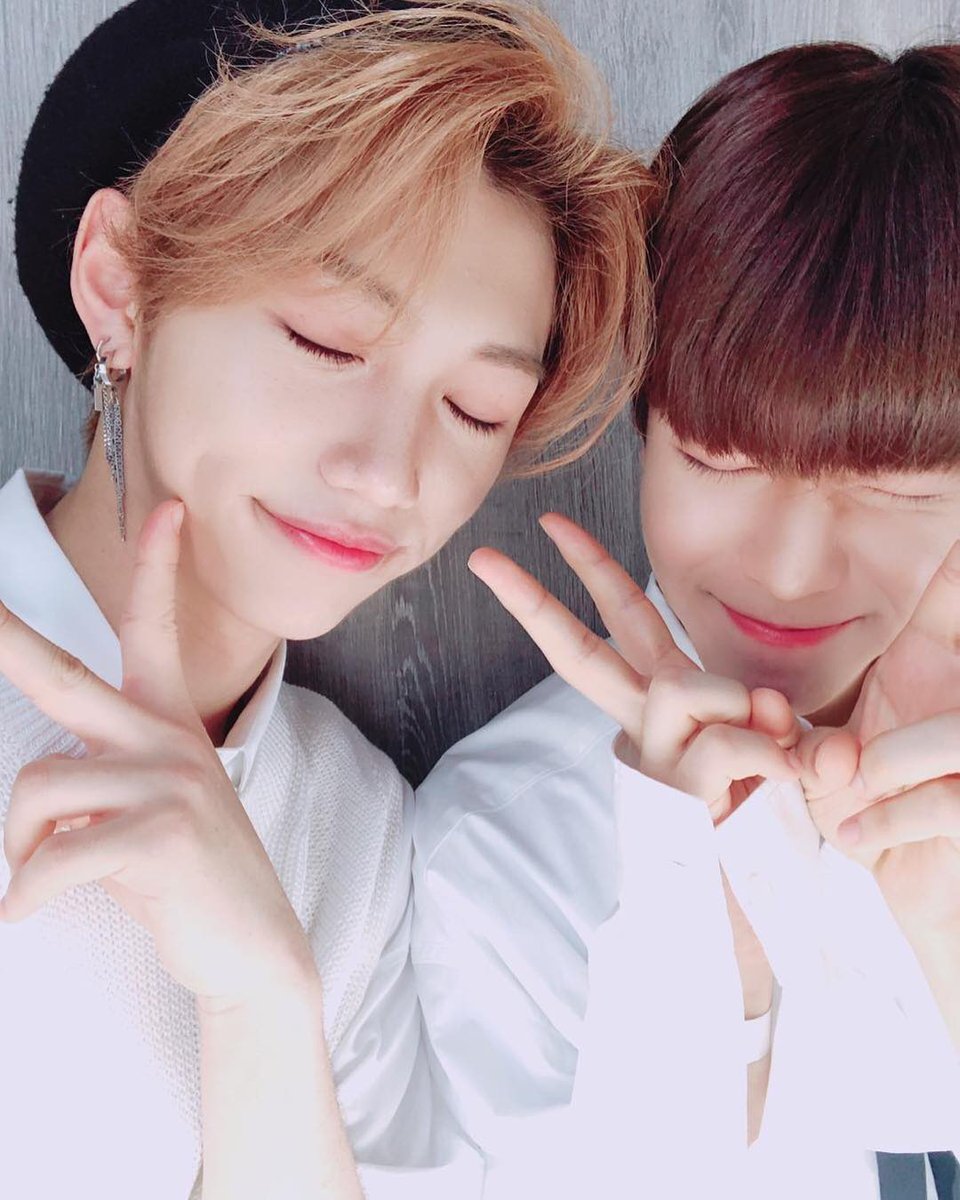 한 초등학교 5학년때 이런셀카찍은듯 B612 입술만 벌게지는 필터끼고