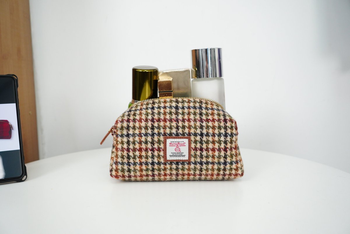 lonbowfabrics's tweet image. The most used bag in my travel kit isn’t a tote or a pouch.
It’s my Harris Tweed makeup bag. 🧳✨
✅ Surprisingly spacious
✅ Goes from suitcase to bathroom sink
✅ Handwoven wool, naturally durable
#HarrisTweed #TravelEssentials #MakeupBag #b2b