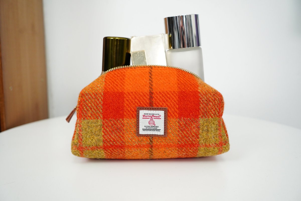lonbowfabrics's tweet image. The most used bag in my travel kit isn’t a tote or a pouch.
It’s my Harris Tweed makeup bag. 🧳✨
✅ Surprisingly spacious
✅ Goes from suitcase to bathroom sink
✅ Handwoven wool, naturally durable
#HarrisTweed #TravelEssentials #MakeupBag #b2b
