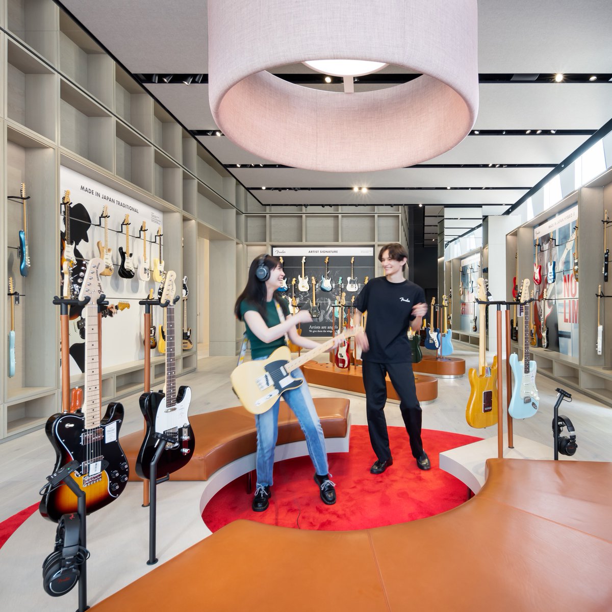 Fender_Official's tweet photo. フェンダー世界初の旗艦店「Fender Flagship Tokyo」🎸

現代のプレイヤーの多様なニーズに応える様々な楽器製品及びファッションやライフスタイルも取り揃える他、Fender Cafeも常設しており、音楽を愛するすべての方にお楽しみいただけます！

スペシャルキャンペーンや豪華イベントも開催！