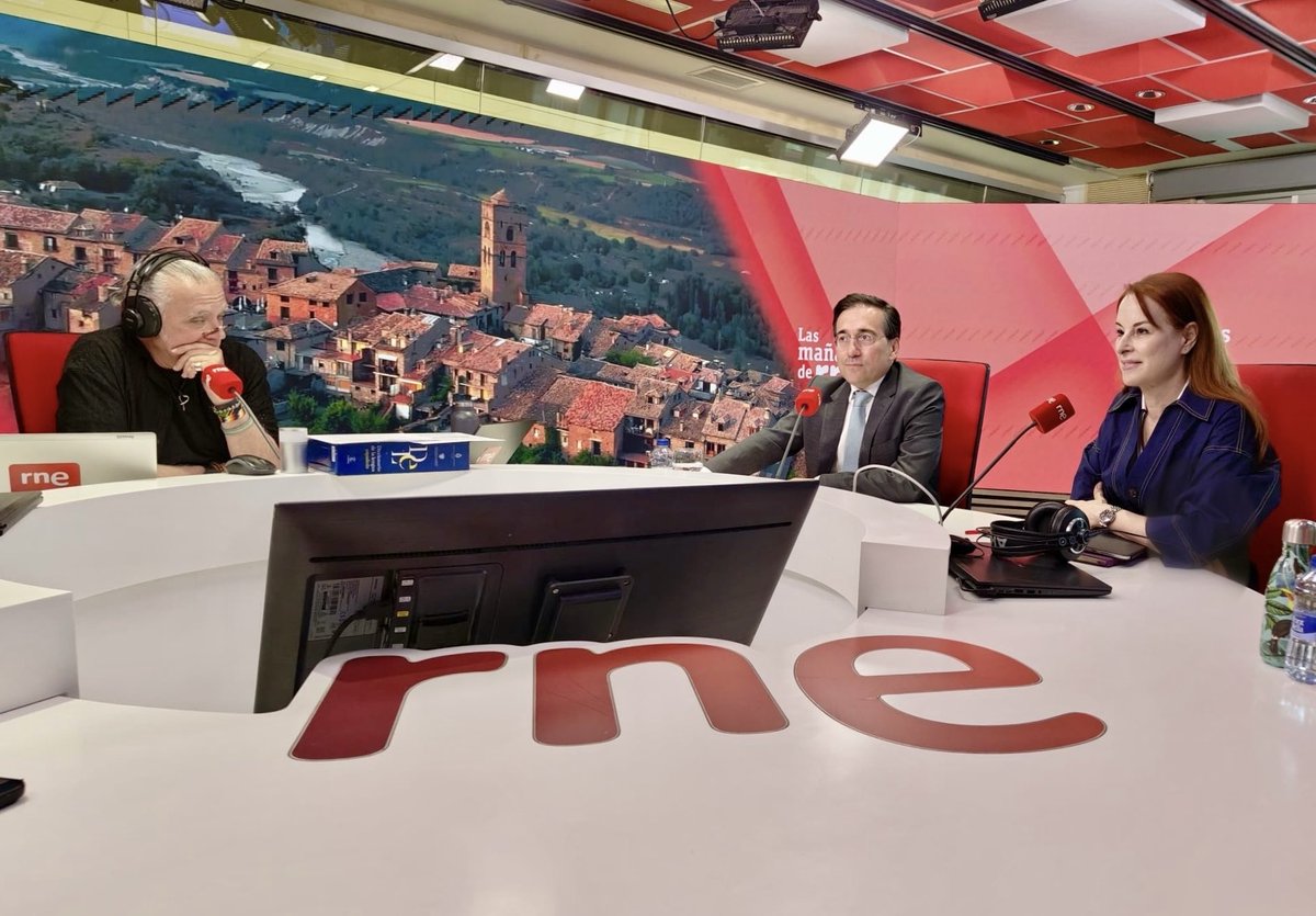 Analizando la actualidad en Las Mañanas de ⁦<a href="/rne/">Radio Nacional</a>⁩ con <a href="/JuanraLucas/">Juan Ramón Lucas 🐴</a>, hoy con <a href="/jmalbares/">José Manuel Albares</a>, Ministro AA.EE. como invitado.