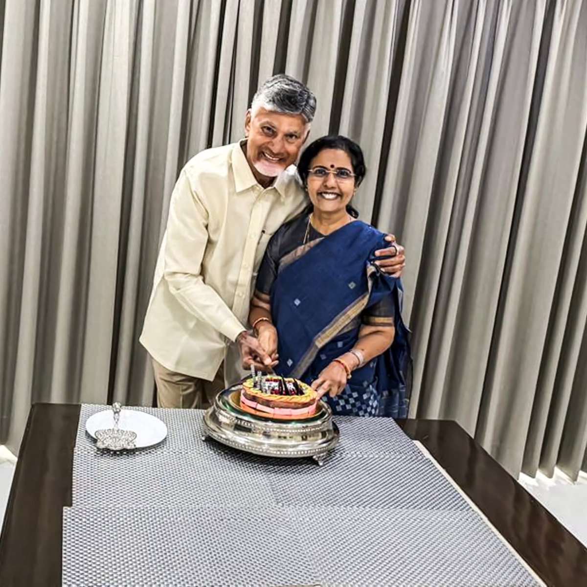 nayanipatiNHL's tweet photo. Happy Birthday sir🎂🎊🥰🥰🥰❤️❤️
@ncbn
#HBDOneAndOnlyCBN
#ChandrababuNaidu
#JaiNaraLokesh
#TDP_Kuwait https://t.co/2mGtZ057QD