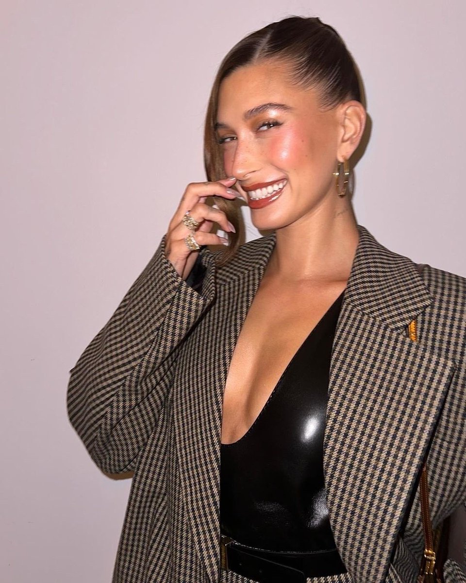 yslgirlx's tweet image. Hailey bieber