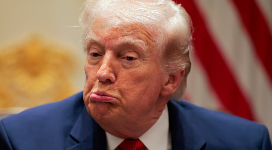GillReignc's tweet photo. Eminem issues a final ultimatum: "You either stand on Donald Trump's side or mine." 
​The rap legend slams Trump as a "narcissist" who risks a nuclear disaster. https://t.co/HOvvrTvIlr